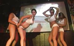 Guarda ora - Sexy coeds strip and dance in a public club