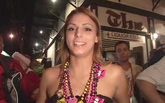 Guarda ora - Tabitha gets naked on the street