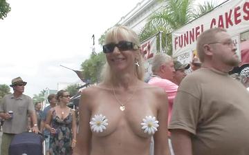 Herunterladen Veronica experiences a naked street party
