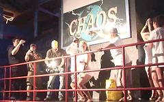 Kijk nu - Chaos festival boob contest