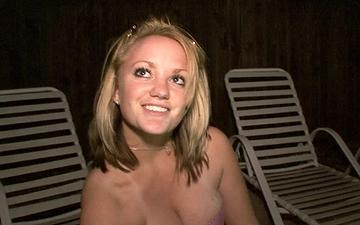 Herunterladen Horny blonde coed shows her big tits and licks her nipples by the pool