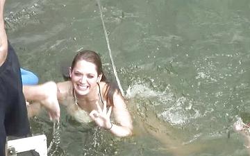 Downloaden Horny brunette jumps in the water