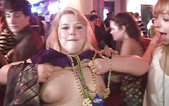 Jetzt beobachten - Shirley shows boobs for beads