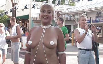 Herunterladen Topless women wear nothing but body paint to cover their tits in public