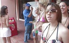 Ver ahora - Spring breakers flash their tits for the crowds
