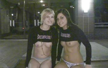 Descargar Bi-curious coeds show off their pussies after the party 