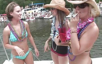 Herunterladen Teasing turns into girl-on-girl sex fest on the party boat