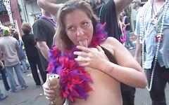 Jetzt beobachten - Older women flash tits and ass at early mardi gras gathering