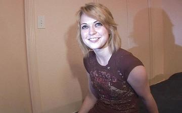 Scaricamento Petite blonde show off tits and ass and pussy play too