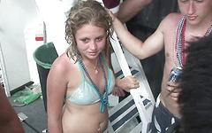 Kijk nu - Boat parties in the ozarks offer plenty of topless action