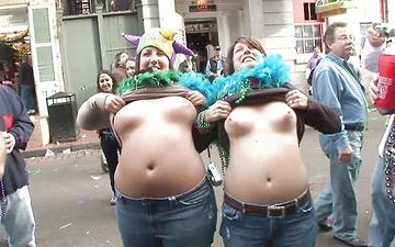 Herunterladen Mardi gras gives you more tits and ass than ever