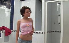 Regarde maintenant - Marli touches herself in the shower