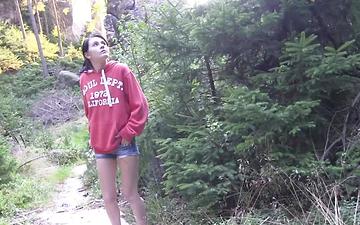 Downloaden Nicolette rubs one out in the forest