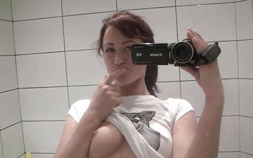 Télécharger Tess lyndon gets dirty while cleaning up in the shower