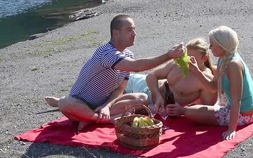 Télécharger Krissy has a bisexual threesome