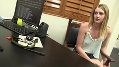 Ver ahora - Summer carter disfruta estirando su coño para pollas negras