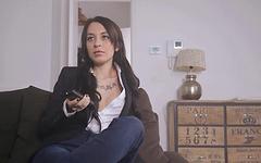 Sandra Luberc hält den Massagetisch als ihre schwarze Masseurin ihren Arsch fickt - movie 4 - 2