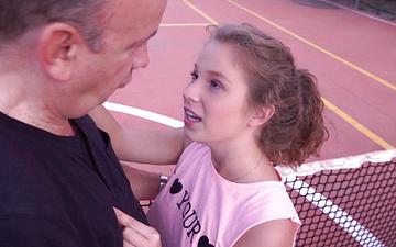 Télécharger 19 year old coed sucks and fucks an old man on the tennis court