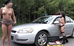 Les lesbiennes s'amusent avec des jouets dans une voiture de police - movie 6 - 7