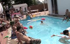 Eine Gruppe von Studentinnen feiert eine Orgie am Pool - movie 4 - 2