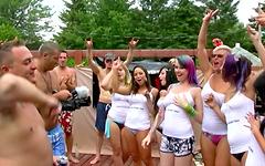 Una gara di magliette bagnate porta a orge a tre in piscina - movie 2 - 2