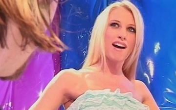 Herunterladen Jill kelly reibt ihre klitoris mit einer behandschuhten hand, während ihre muschi gevögelt wird