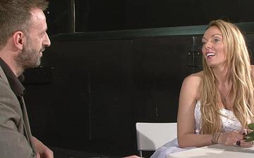 Scaricamento Blonde bride becomes a whore and gets fucked by a wedding guest