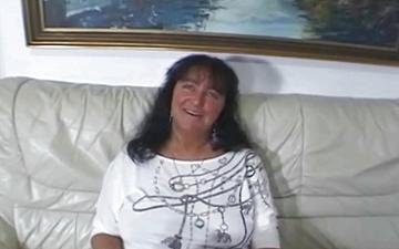 Scaricamento Mature, tattooed lady masturbates on the couch 