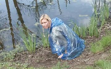 Scaricamento Tori gets trained to be an outdoor cumdumpster by men in masks