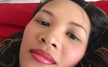 Télécharger Nuch est une asiatique sexy qui reçoit du sperme sur son visage.