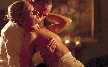Herunterladen Cabin trip awakens animalism in sexy blonde 