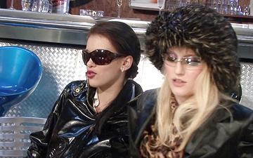 Scaricamento High class whores get introduced to piss fetish in hot foursome