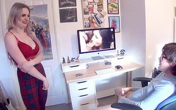 Descargar Big titty carly rae sucks nerd cock