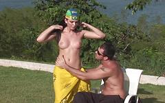 Jetzt beobachten - Hot brunette goes for a quick swim and ends up lapping up cum