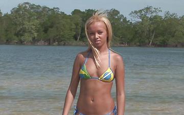 Descargar Blonde latina barbie banks gets dp in seaside threesome