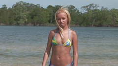 Guarda ora - Blonde latina barbie banks gets dp in seaside threesome