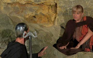 Herunterladen Blonde sorceress gives blowjob and anal to brave warrior 