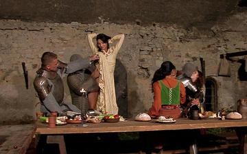 Scaricamento Three tavern wenches get gangbanged in tavern wide orgy by knights