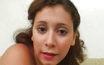 Scaricamento Sheyla viene penetrata due volte e scopata nel culo durante questa sessione.