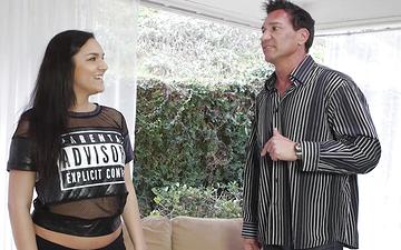 Scaricamento Teen paisley parker uses filthy mouth to fuck her friend's dad 