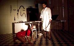Eve Angel, médecin pervers, fait subir à Angelika Black un examen interne complet. - movie 1 - 2
