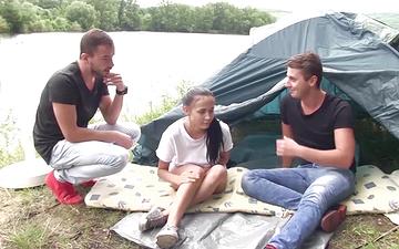 Télécharger Nicole love gets cuffed between two cocks while camping 