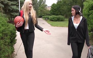 Télécharger Anabelle gets her first lesbian love and toy play in a field of flowers 