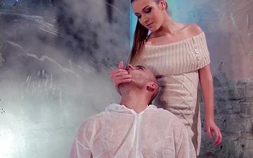 Descargar Alexis crystal treats footlong cock to bound and hooded handjob 