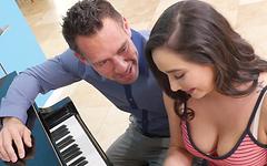 Ver ahora - Karlee grey gives tittyfucking good time to her piano instructor