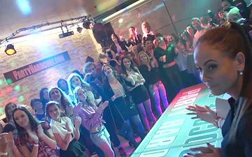 Scaricamento Party scene orgy with over 125 girls-next-door getting banged by strippers