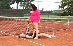 Fat brunette facesitting on the tennis court - movie 2 - 3