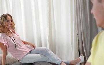 Télécharger Personal assistant sabrina moor gives all her holes to her boss 