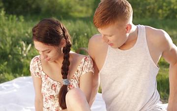 Descargar Brunette teen hits the highlands to have sex for first time with redhead bf