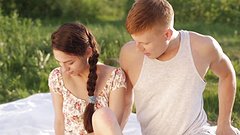 Regarde maintenant - Brunette teen hits the highlands to have sex for first time with redhead bf